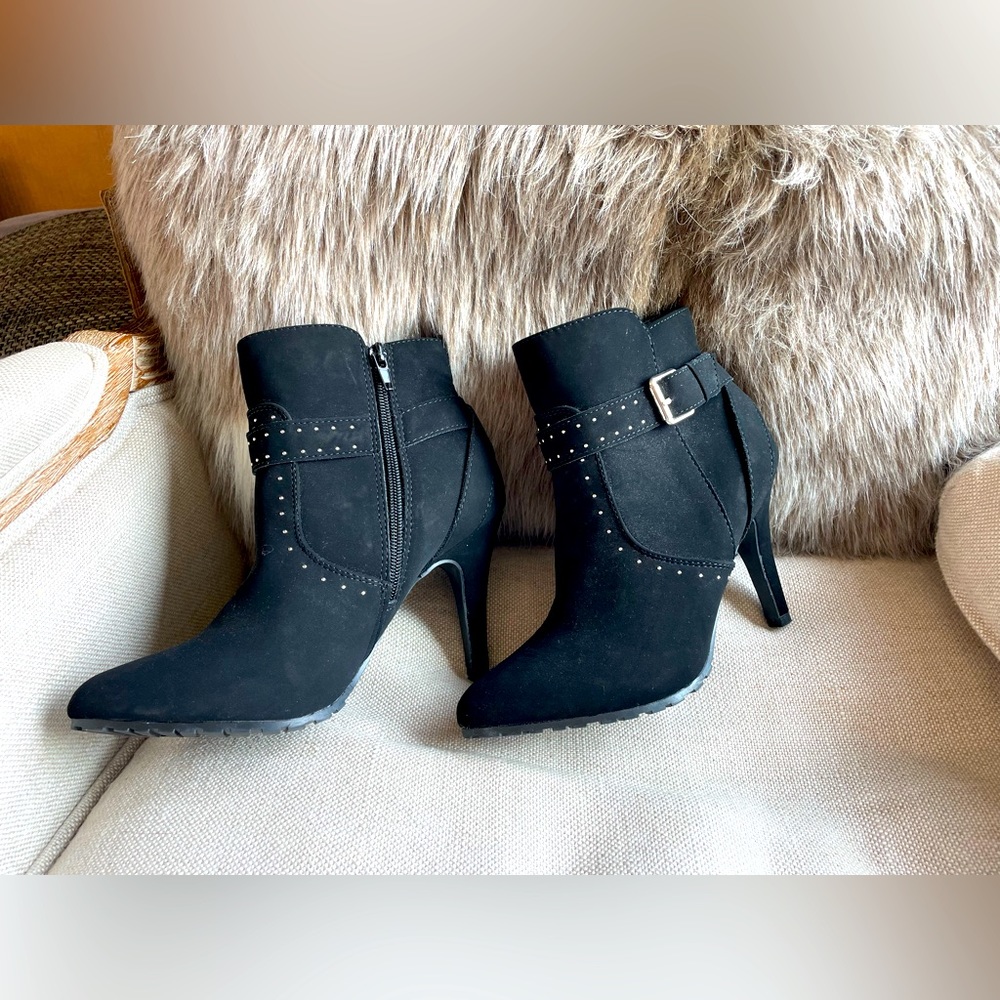 NWOT Size 7 SUEDE BOOTIE with small rivot detail. Never worn ankle boot …